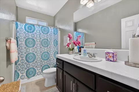 Bath - 1056 Lindsay Ln, Clovis, CA 93619 photo 2 of 3