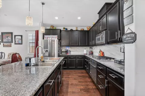 Kitchen - 1056 Lindsay Ln, Clovis, CA 93619 photo 2 of 3