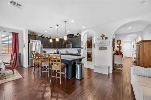 Entry Way - 1056 Lindsay Ln, Clovis, CA 93619 photo 3 of 4