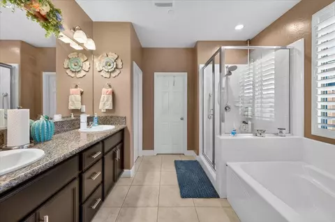 Bath - 1056 Lindsay Ln, Clovis, CA 93619 photo 1 of 3