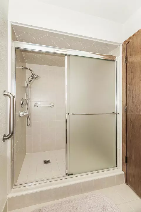 Bath - 14404 Killarney Dr, Madera, CA 93636 photo 3 of 9