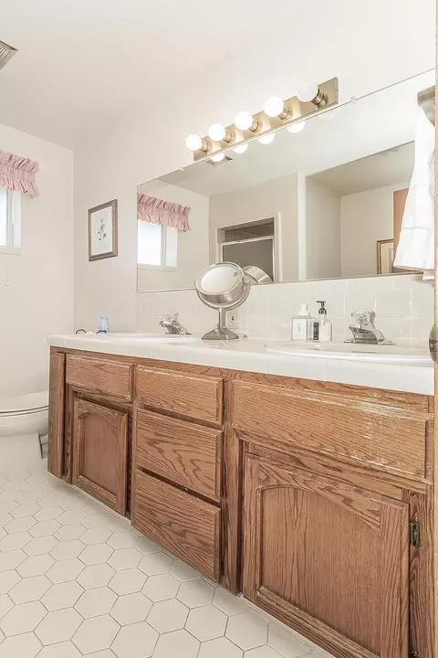Bath - 14404 Killarney Dr, Madera, CA 93636 photo 5 of 9