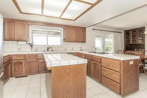 Kitchen - 14404 Killarney Dr, Madera, CA 93636 photo 3 of 5