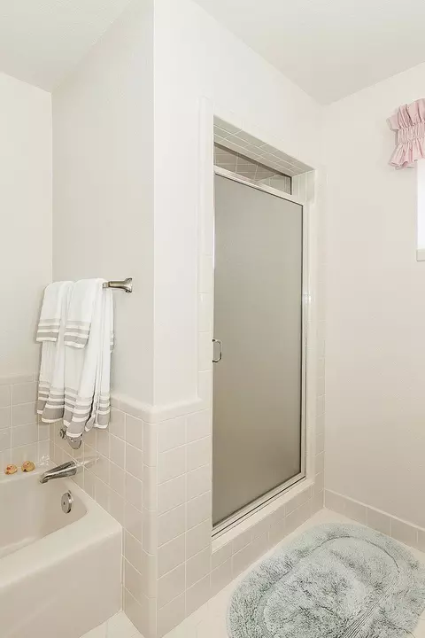 Bath - 14404 Killarney Dr, Madera, CA 93636 photo 7 of 9