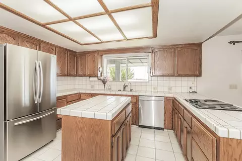 Kitchen - 14404 Killarney Dr, Madera, CA 93636 photo 2 of 5