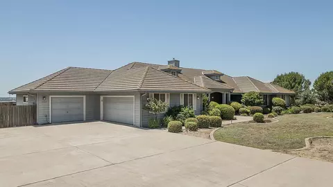 Exterior - 14404 Killarney Dr, Madera, CA 93636 photo 3 of 13