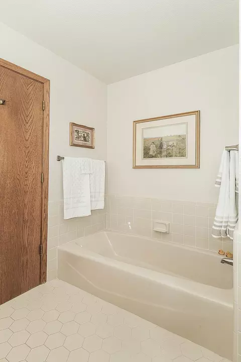 Bath - 14404 Killarney Dr, Madera, CA 93636 photo 9 of 9