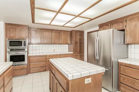Kitchen - 14404 Killarney Dr, Madera, CA 93636 photo 4 of 5