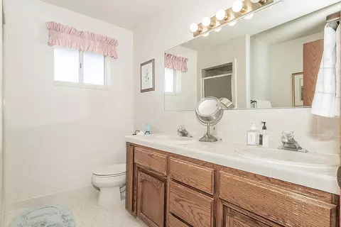 Bath - 14404 Killarney Dr, Madera, CA 93636 photo 4 of 9