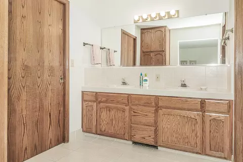 Bath - 14404 Killarney Dr, Madera, CA 93636 photo 2 of 9
