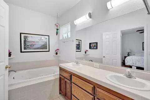 Bath - 22250 Stabulis Ct, Madera, CA 93638 photo 3 of 6