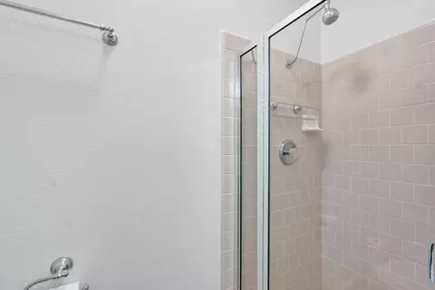 Bath - 22250 Stabulis Ct, Madera, CA 93638 photo 6 of 6