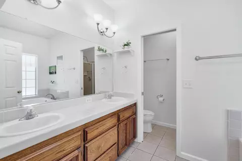 Bath - 22250 Stabulis Ct, Madera, CA 93638 photo 5 of 6