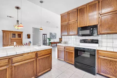 Kitchen - 22250 Stabulis Ct, Madera, CA 93638 photo 4 of 4