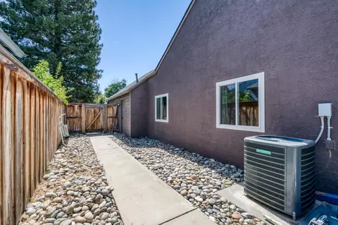 Exterior - 1012 N Adler Ave, Clovis, CA 93611 photo 6 of 9