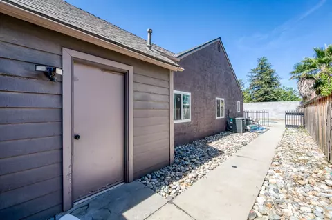 Exterior - 1012 N Adler Ave, Clovis, CA 93611 photo 7 of 9