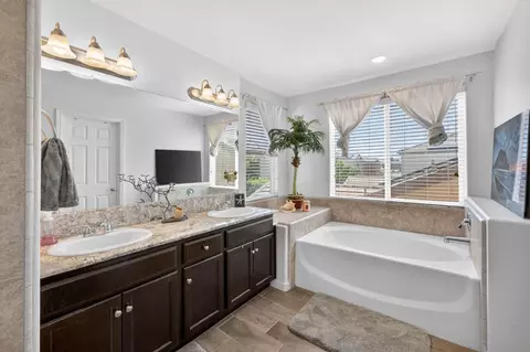 Bath - 3866 Sussex Ave, Clovis, CA 93619 photo 2 of 3