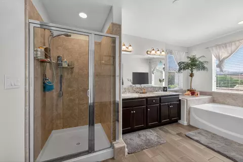 Bath - 3866 Sussex Ave, Clovis, CA 93619 photo 3 of 3