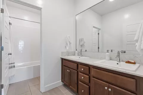 Bath - 186 Sentinel Dr S, Madera, CA 93636 photo 2 of 2