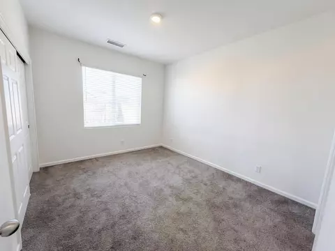 Bedroom - 509 Sandtrap Ln, Lemoore, CA 93245 photo 6 of 8
