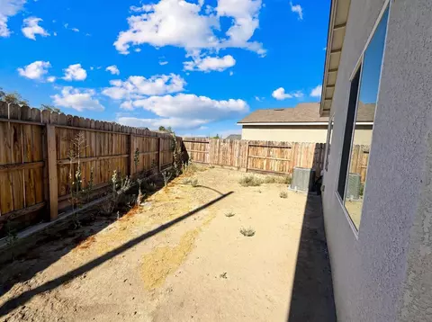 Exterior - 509 Sandtrap Ln, Lemoore, CA 93245 photo 4 of 6