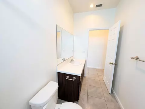 Bath - 509 Sandtrap Ln, Lemoore, CA 93245 photo 2 of 4