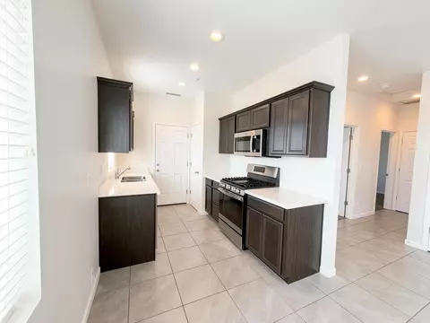 Entry Way - 509 Sandtrap Ln, Lemoore, CA 93245 photo 1 of 1