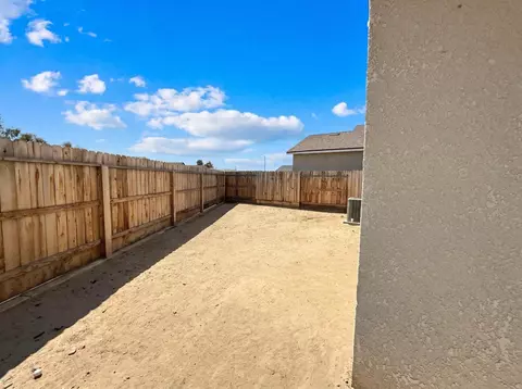Exterior - 509 Sandtrap Ln, Lemoore, CA 93245 photo 3 of 6