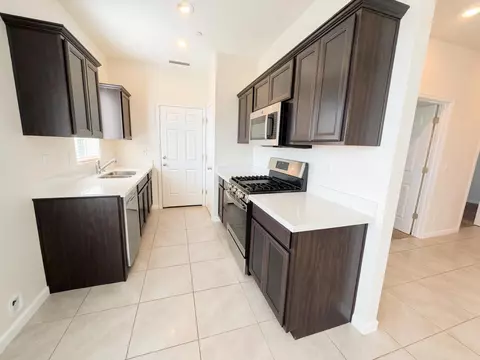 Kitchen - 509 Sandtrap Ln, Lemoore, CA 93245 photo 3 of 3