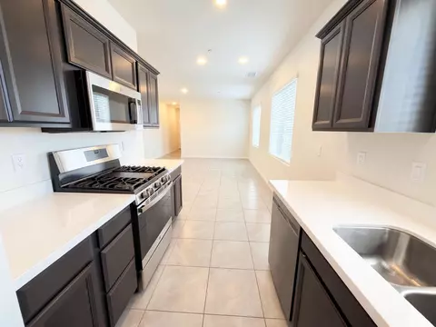 Kitchen - 509 Sandtrap Ln, Lemoore, CA 93245 photo 1 of 3