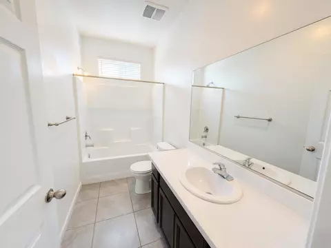 Bath - 509 Sandtrap Ln, Lemoore, CA 93245 photo 1 of 4