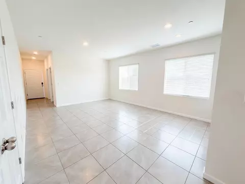 Living - 509 Sandtrap Ln, Lemoore, CA 93245 photo 1 of 2