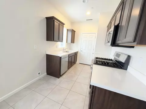Kitchen - 509 Sandtrap Ln, Lemoore, CA 93245 photo 2 of 3