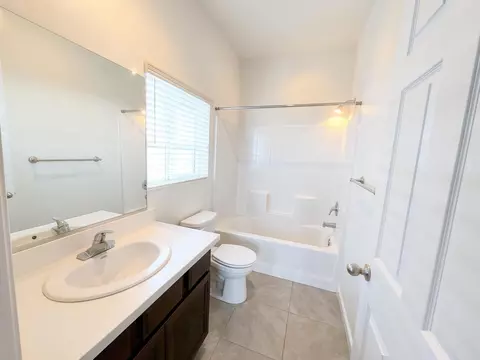 Bath - 509 Sandtrap Ln, Lemoore, CA 93245 photo 3 of 4