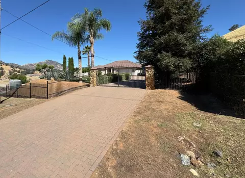 6276 Hilltop Dr, Sanger, CA 93657