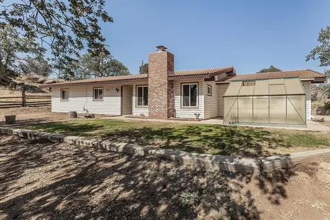 22085 Watts Valley Rd, Sanger, CA 93657