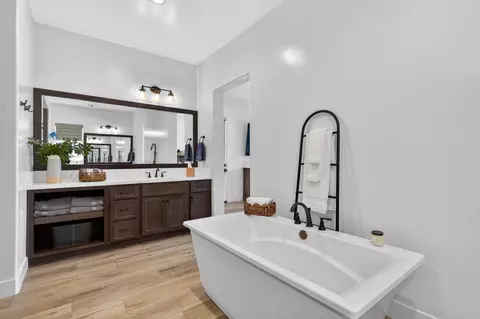 Bath - 1715 N Renn Ave, Clovis, CA 93619 photo 5 of 7