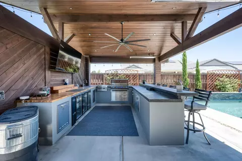 Kitchen - 1715 N Renn Ave, Clovis, CA 93619 photo 9 of 10