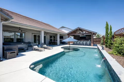 Exterior - 1715 N Renn Ave, Clovis, CA 93619 photo 7 of 11