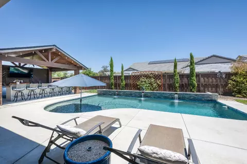 Exterior - 1715 N Renn Ave, Clovis, CA 93619 photo 5 of 11