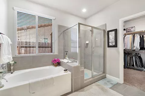 Bath - 3992 Flint Ave, Clovis, CA 93619 photo 2 of 3