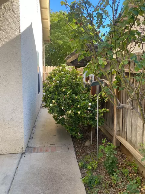 Exterior - 609 Merlot Ave, Madera, CA 93637 photo 11 of 15