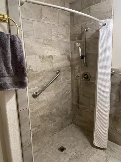 Bath - 609 Merlot Ave, Madera, CA 93637 photo 6 of 6
