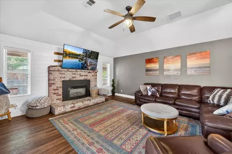 Living - 321 W Paul Ave, Clovis, CA 93612 photo 1 of 3