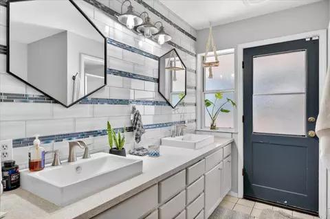 Bath - 321 W Paul Ave, Clovis, CA 93612 photo 2 of 4