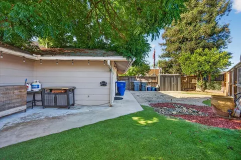 Exterior - 321 W Paul Ave, Clovis, CA 93612 photo 8 of 17