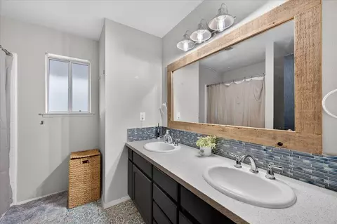 Bath - 321 W Paul Ave, Clovis, CA 93612 photo 4 of 4