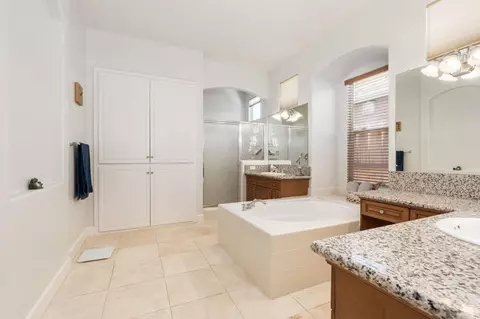 Bath - 3112 Everglade Ave, Clovis, CA 93619 photo 2 of 5