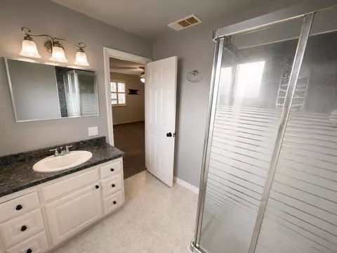 Bath - 1764 Purvis Ave, Clovis, CA 93611 photo 2 of 3