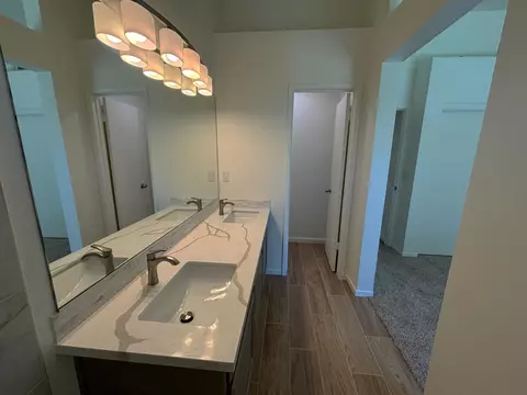 Bath - 2723 Mitchell Ave, Clovis, CA 93611 photo 2 of 3